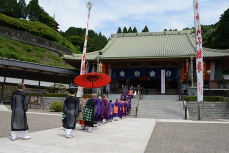 第六世應澄猊下の「晋山式」厳修 | お知らせ | 中山身語正宗